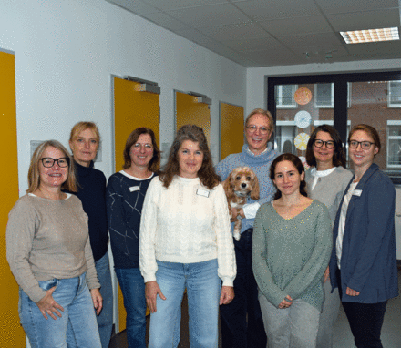 Das Team der DBT-Tagesklinik: (v.l.) Silvia Schöer, Silke Schröder, Sandra Raker, Birgit Altmeppen, Frauke Lühring mit "Calle", Arianna Baquarizio, Dr. Christine Lichtblau, Franziska Budke