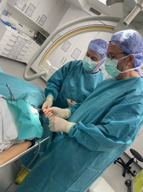 Unsere Fotos, von Prof. Lebiedz aufgenommen, zeigen den Leitenden Oberarzt der operativen Intensivmedizin, Dr. Romulus-Ovidiu Moldovean, im Zusammenspiel mit dem Chefarzt der Radiologie, Dr. Asmus Wulff, bei der Ausführung einer Port-Explantation, d.h., hier wird unter Narkose ein Zugang wieder entfernt.  