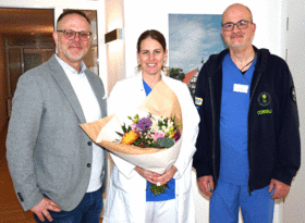 Stabübergabe in der Klinischen Akut- und Notfallmedizin (v.l.: CKQ-Geschäftsführer Ralph Ehring, Sarah Funk, Chefärztin der Intensiv- und Notfallmedizin und der scheidende Chefarzt Dr. Cornelis Veraart.