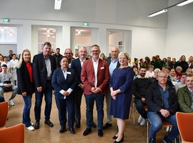 Viele gute Wünsche zum Start: CKQ-Geschäftsführer Ralph Ehring gemeinsam mit der Unternehmensleitung und Vertretern des Aufsichtsrates.