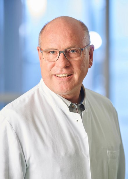 Dr. Thomas Bommes Dr. Thomas Bommes Ltd. Oberarzt der Anästhesie, Intensivmedizin und Schmerztherapie