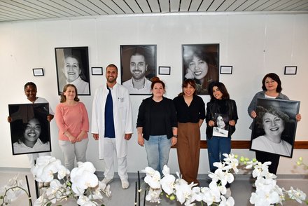 Fotoausstellung Anna Kruse: Gruppenbild mit Porträtierten Mitarbeitenden