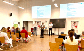 Gründung des Neuro-Zentrums im Hörsaal mit Besuchern und Referenten