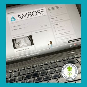 Blick auf einen Laptop, auf dem die Wissensplattform Amboss zu sehen ist