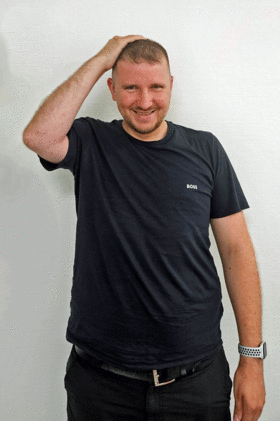 Henning H. demonstriert, wie eingeschränkt die Bewegung seines rechten Arms vor der OP war und wie gut er den Arm inzwischen wieder bewegen kann.