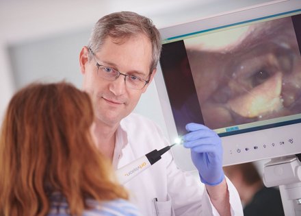 Schluckdiagnostik Dr. Christoph Dohm erläutert die Durchführung einer Schluckdiagnostik