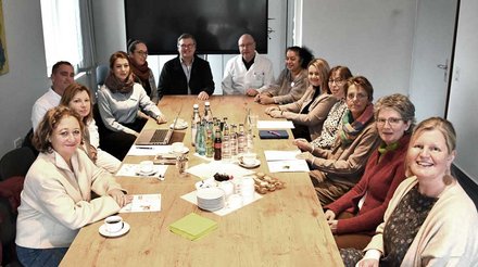 Mitglieder des Klinischen Ethikkomitees sitzen im Konferenzraum