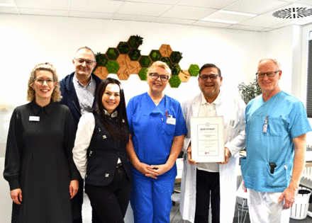 Ein hochprofessionelles, interdisziplinäres Team garantiert die optimale Behandlung: (v. l.) Christina Thünemann (Qualitätsmanagement), Matthias Brüggemann (ZNA/ZFD, stellv. Pflegedirektor), Simona Mercan (Klinische Pflegedienstleitung – Operative Klinik / ICU), Doris Herrmann (Stationsleitung IMC), Fadi Abdullah MD (Chefarzt Kardiologie/Angiologie), Winfried Feldhake (Leiter Herzkatheterlabor)