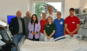 Bildunterschrift:  Wichtige Versorgungslücke geschlossen: Ein interdisziplinäres Team betreut die neurologisch-neurochirurgische Frührehabilitation (v.l.): Pflegedirektor Michael Puncak, Michael Rolfes, Leitung Sozialdienst, Klinische Pflegedienstleitung Simona Mercan, Physiotherapeutin Marion Tworuschka, Logopädin Nina Garber, Chefarzt Dr. Christoph Dohm, Stationsleitung Doris Herrmann und Physiotherapeut Julian Knuth.
