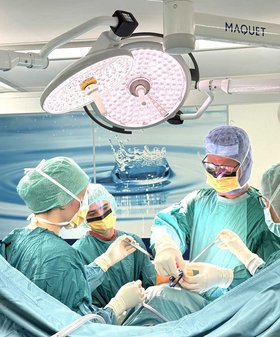 Das OP-Team um Patrick Klauke (2. v. r.) und Dr. Holger Bode (ganz rechts) hochkonzentriert während der Operation. Das OP-Team um Patrick Klauke (2. v. r.) und Dr. Holger Bode (ganz rechts) hochkonzentriert während der Operation.