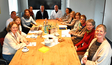 Die Mitglieder des Ethikkomitees um einen Besprechungstisch versammelt