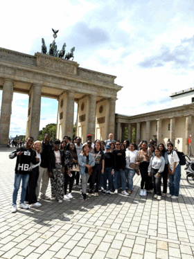 Politische Bildungsreise unserer internationalen Pflegekräfte nach Berlin, Gruppenfoto vor dem Brandenburger Tor