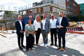 Allmählich nimmt das neue Bettenhaus Formen an (v.l.: Manfred Janknecht, Prokurist, Manoshi Pakrasi, Chefärztin Psychiatrie und Psychotherapie, Pflegedirektor Michael Puncak, Landrätin Anna Kebschull, CKQ-Geschäftsführer Ralph Ehring, Leiter des Gesundheitsdienstes für den Landkreis und die Stadt Osnabrück, Dr. Gerhard Bojara und Erster Kreisrat Malte Stakowski.