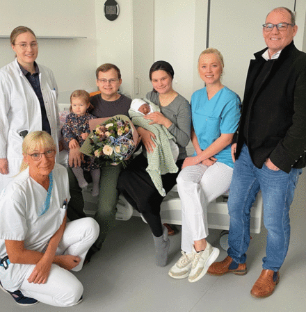 Freude über das 1. Baby des Jahres (v.l.): Assistenzärztin Lea Küpker, Kinderkrankenschwester Marion Thomes, Familie Shukowski, Hebamme Hannah Korfhage und Pflegedirektor Michael Puncak.