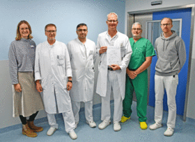 (v.l.): Katharina Haverkamp, Qualitätsmanagement, Dr. Holger Bode, Chefarzt der Unfallchirurgie/Orthopädie, Oberarzt Tareq Abu ZamZam, Zentrumsleiter Patrick Klauke, Leitender Arzt Orthopädie und Endoprothetik Klaus Gesang und Leitender Oberarzt Sven Meyer)