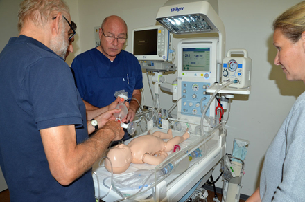 Dr. med. Wilfried Schneider schulte die Teilnehmer in der Beatmung auf der Neugeborenen-Reanimationseinheit 