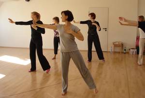 Gruppe beim Tanzen in einem Tanzraum der Psychosomatik